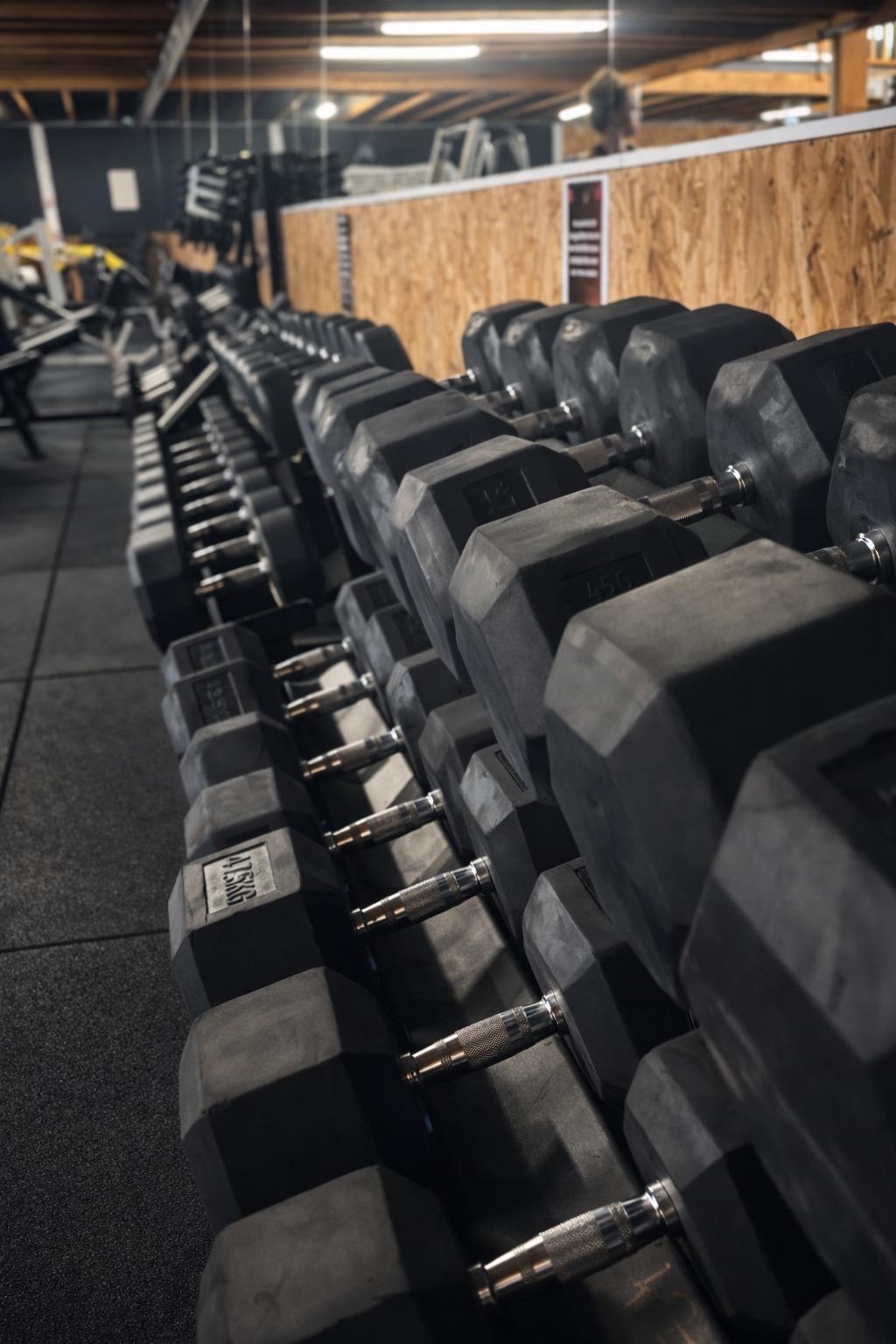 Rack d'haltères de la salle Yakha Sport à Pernes-les-Fontaines