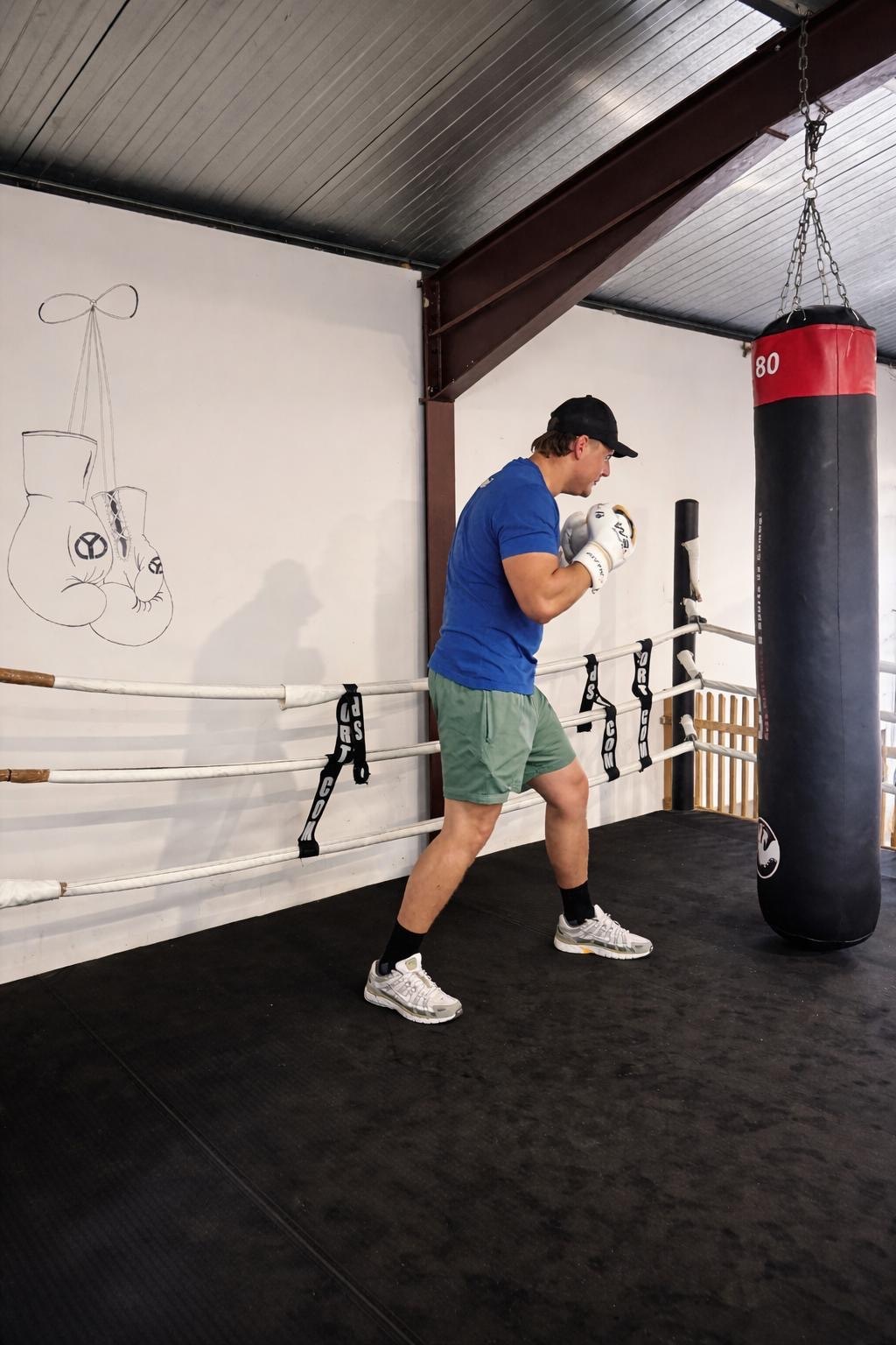 Ring et sac de frappe de l'espace boxe